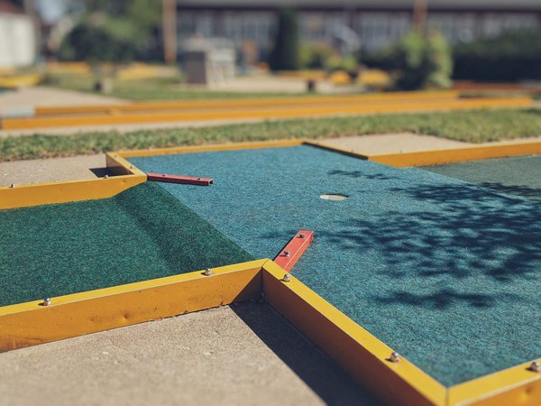 Comment créer un parcours de mini-golf thématique sur l'histoire de l'aviation ?